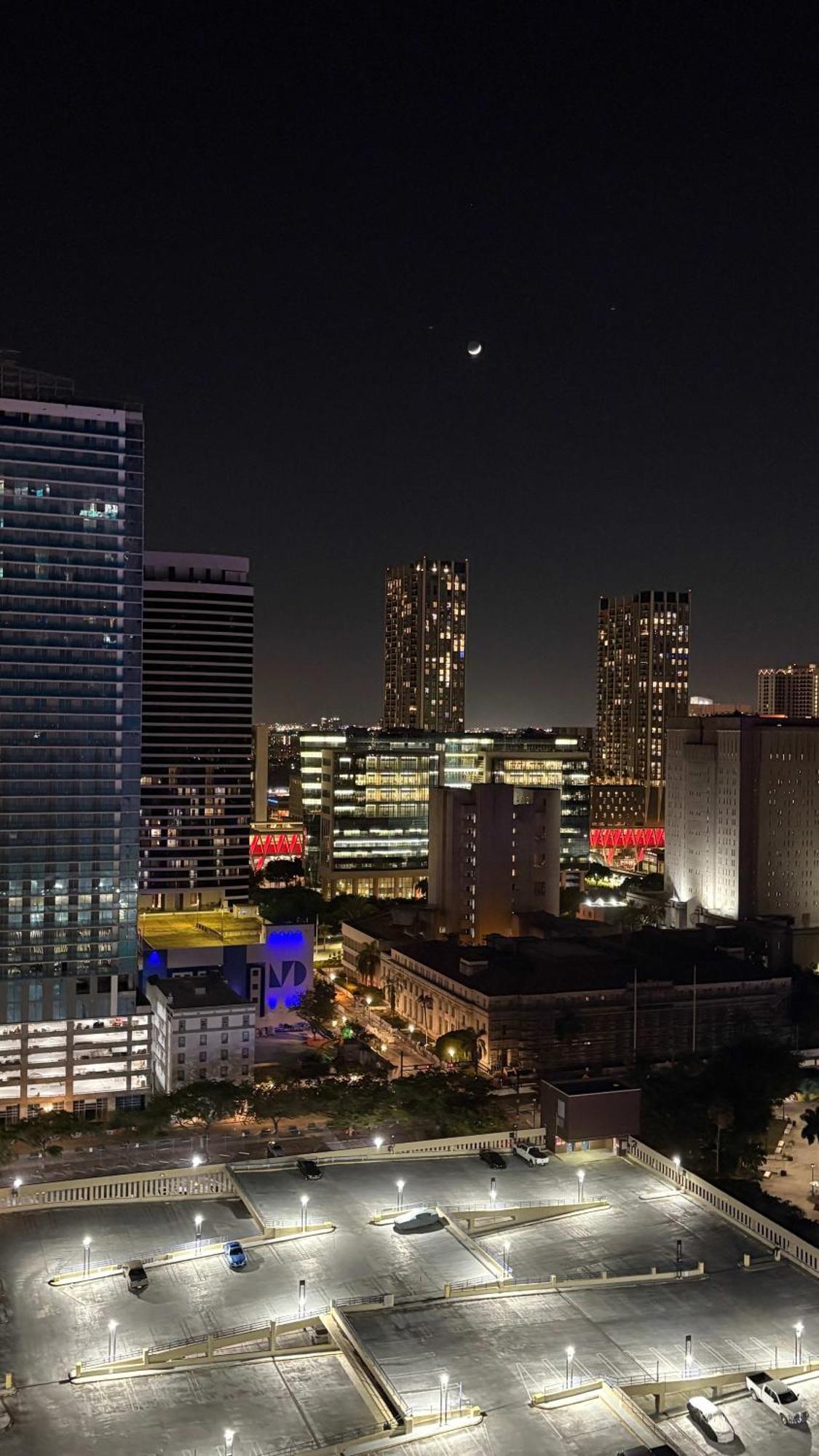 Сasa de vacaciones Rare Corner Unit Private Terrace & Sunset Views Miami